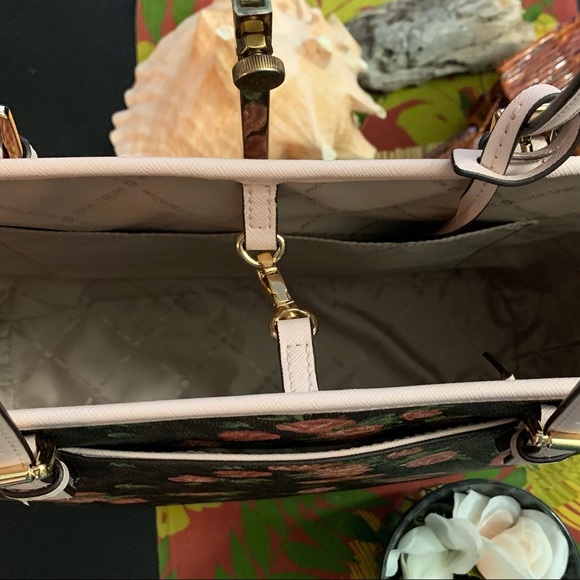 Not Avail. MK Carry All MD Multi Floral Tote - Picture 12 of 15